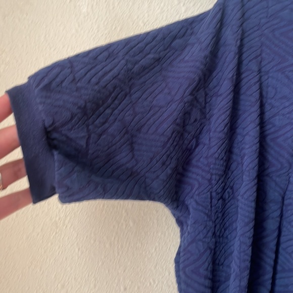 Vintage navy blue dolman style textured short sleeve blouse by Donnkenny Casuals - Picture 3 of 6